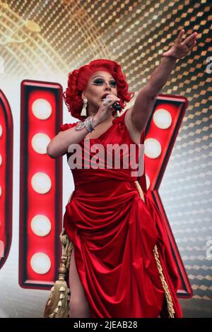 La Voix ist der Künstlername von Chris Dennis, einem Drag-Performer, der in der Show "EIGHTH WONDER OF THE WORLD" im West End Live, Trafalgar Square, London 2022 auftrat. Stockfoto