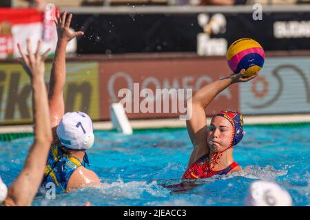 BUDAPEST, UNGARN - 26. JUNI: Anna Novikova aus Kasachstan, Nona Perez Vivas aus Spanien während der Finalspiele der FINA World Championships Budapest 2022 1/8 in Kasachstan gegen Spanien am 26. Juni 2022 in Budapest, Ungarn (Foto: Albert ten Hove/Orange Picts) Stockfoto