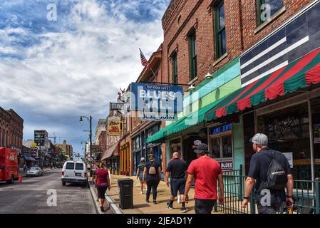 Memphis, TN, USA - 24. September 2019: Restaurants, Geschäfte und Bars entlang der berühmten Beale Street, mit seinen vielen Neonröhren war die Heimat von Stockfoto