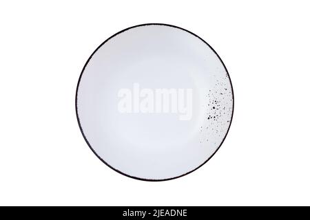 Runder Dessertteller mit braunem Rand isoliert auf weißem Hintergrund. Speicherplatz kopieren. Draufsicht. Grau gepunktete Keramikschale. Modisches, modernes Design Stockfoto