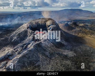 Aktiver Vulkan auf der Halbinsel Reykjanes in Island. Vulkankrater mit flüssigem Magma. Flüssige Lava in der Mitte des Krater kurz vor dem Ausbruch. Stockfoto