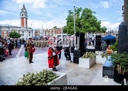 London, Großbritannien. 26.. Juni 2022. Die Bürgermeisterin von Lambeth Pauline Akhere George legt am African and Caribbean war Memorial auf dem Windrush Square einen Gedenkkranz nieder. Die Windrush-Generation besteht aus karibischen Einwanderern und ihren Verkommenen, die am 22.. Juni, dem Tag, an dem HMT Empire Windrush 1948 an den Tilbury Docks ankam, an die Küsten Großbritanniens kamen. Kredit: SOPA Images Limited/Alamy Live Nachrichten Stockfoto