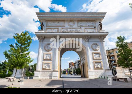 Skopje, Mazedonien - Juni 2022: Skopje Triumph Gate (Porta Macedonia) an der Hauptstraße der Stadt. Arch in Skopje, Nordmakedonien Stockfoto