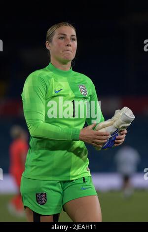 Leeds, Großbritannien. 24.. Juni 2022. LEEDS, GROSSBRITANNIEN. JUN 24. Englands Mary Earps übergibt ihre Handschuhe nach dem Internationalen Freundschaftsspiel zwischen England Women und den Niederlanden in der Elland Road, Leeds am Freitag, dem 24.. Juni 2022, einigen jungen Fans. (Kredit: Scott Llewellyn | MI Nachrichten) Kredit: MI Nachrichten & Sport /Alamy Live Nachrichten Stockfoto