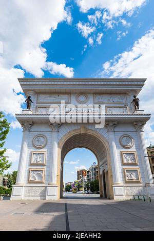 Skopje, Mazedonien - Juni 2022: Skopje Triumph Gate (Porta Macedonia) an der Hauptstraße der Stadt. Arch in Skopje, Nordmakedonien Stockfoto