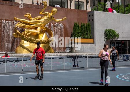 Rollschuhe im Rink oder Flipper's Roller Boogie Palace im Rockefeller Center, New York City, Vereinigte Staaten von Amerika Stockfoto