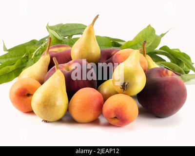 Frisches Obst der Saison. Aprikose, Pfirsich und Birnen isoliert auf hellem Hintergrund. Nahaufnahme. Stockfoto