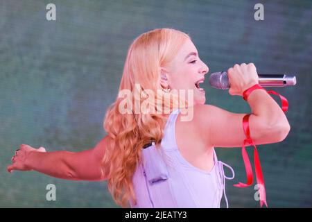 VEREINIGTES KÖNIGREICH. 26.. Juni 2022. VEREINIGTES KÖNIGREICH. Sonntag, 26. Juni 2022. Lorde tritt auf der Pyramid Stage während des Glastonbury Festival Worthy Farm auf. Bild nach Kredit: Julie Edwards/Alamy Live News Stockfoto