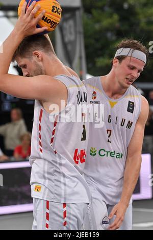 Der Belgier Bryan De Valck und der Belgier Thibaut Vervoort, aufgenommen während eines 3x3-Basketballspiels zwischen Belgien und Frankreich, beim Bronzemedaillenspiel der Männer, bei der FIBA 2022-Weltmeisterschaft, Sonntag, 26. Juni 2022, in Antwerpen. Die FIBA 3x3 Basket World Cup 2022 findet vom 21. Bis 26. Juni in Antwerpen statt. BELGA FOTO DIRK WAEM Stockfoto