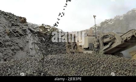 Ein Foto vom Zerkleinern von Steinen Stockfoto