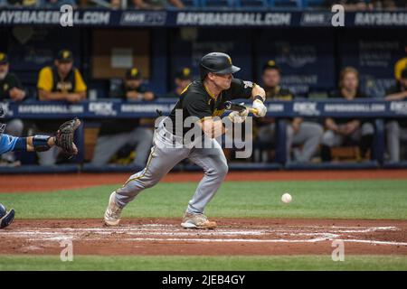 St. Petersburg, Florida, USA. 26. Juni 2022: Pittsburgh Pirates Catcher Tyler Heineman (54) bricht während des MLB-Spiels zwischen Pittsburgh Pirates und Tampa Bay Rays für einen Hit St. Petersburg, FL. Jonathan Huff/CSM. Quelle: Cal Sport Media/Alamy Live News Stockfoto