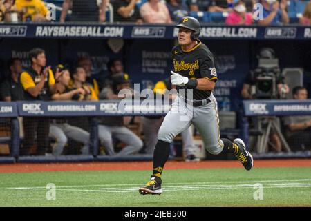 St. Petersburg, Florida, USA. 26. Juni 2022: Pittsburgh Pirates Shortstop Yu Chang (6) läuft nach Hause, um während des MLB-Spiels zwischen Pittsburgh Pirates und Tampa Bay Rays zu Punkten St. Petersburg, FL. Jonathan Huff/CSM. Quelle: Cal Sport Media/Alamy Live News Stockfoto