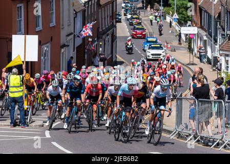 Die Fahrer rasen während des Radrennens RideLondon Classique UCI Women's WorldTour auf den Market Hill in Maldon. Audrey Cordon-Ragot, Jesse Vandenbulcke führt Stockfoto