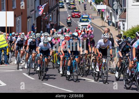 Die Fahrer rasen während des Radrennens RideLondon Classique UCI Women's WorldTour auf den Market Hill in Maldon. Emma Norsgaard vom Movistar Center Stockfoto