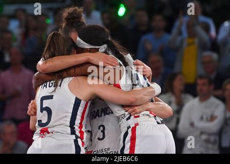 Die Französin Myriam Djekoundade, die Französin Hortense Limouzin, die Französin Laetitia Guapo und die Französin Hortense Limouzin feiern, nachdem sie ein 3x3-Basketballspiel zwischen Frankreich und Kanada gewonnen haben, im Finale der Frauen bei der Weltmeisterschaft der FIBA 2022, Sonntag, 26. Juni 2022, in Antwerpen. Die FIBA 3x3 Basket World Cup 2022 findet vom 21. Bis 26. Juni in Antwerpen statt. BELGA FOTO DIRK WAEM Stockfoto