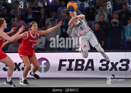 Kanadas Katherine Plouffe und die Französin Marie-Eve Paget, aufgenommen während eines 3x3-Basketballspiels zwischen Frankreich und Kanada, im Damenfinale bei der FIBA 2022-Weltmeisterschaft, Sonntag, 26. Juni 2022, in Antwerpen. Die FIBA 3x3 Basket World Cup 2022 findet vom 21. Bis 26. Juni in Antwerpen statt. BELGA FOTO DIRK WAEM Stockfoto