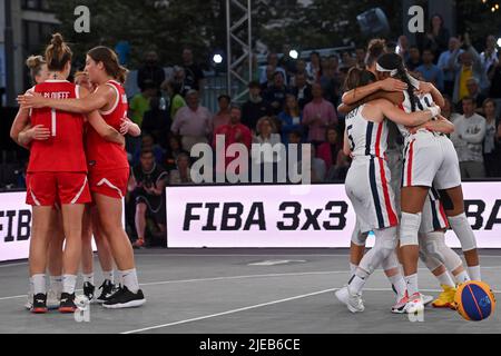 Die Französin Myriam Djekoundade, die Französin Hortense Limouzin, die Französin Laetitia Guapo und die Französin Hortense Limouzin feiern, nachdem sie ein 3x3-Basketballspiel zwischen Frankreich und Kanada gewonnen haben, im Finale der Frauen bei der Weltmeisterschaft der FIBA 2022, Sonntag, 26. Juni 2022, in Antwerpen. Die FIBA 3x3 Basket World Cup 2022 findet vom 21. Bis 26. Juni in Antwerpen statt. BELGA FOTO DIRK WAEM Stockfoto