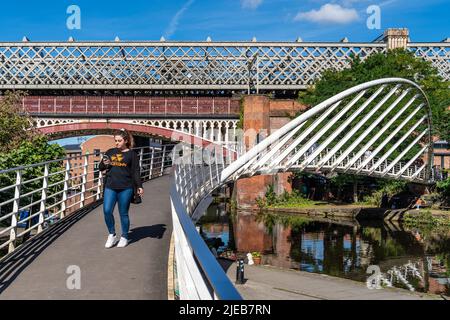 Alte und neue Brücken von castlefield Stockfoto