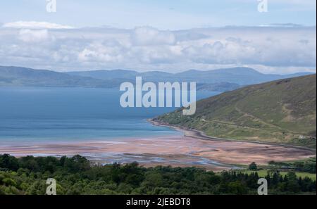 Applecross Bay, fotografiert vom Bealach Na Ba Pass durch die Berge auf der Applecross Peninsula, Schottland, Großbritannien Stockfoto