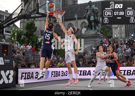 Der Franzose Alex Vialaret und der Belgier Thibaut Vervoort, aufgenommen während eines 3x3-Basketballspiels zwischen Belgien und Frankreich, beim Bronzemedaillenspiel der Männer, bei der FIBA 2022-Weltmeisterschaft, Sonntag, 26. Juni 2022, in Antwerpen. Die FIBA 3x3 Basket World Cup 2022 findet vom 21. Bis 26. Juni in Antwerpen statt. BELGA FOTO DIRK WAEM Stockfoto