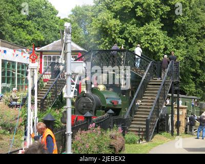 Der Dampfzug „Sir Robert McAlpine & Sons“ fährt an einem Tag der offenen Tür am Fawley Hill, 2022. Juni, unter der Fußgängerbrücke vorbei. Stockfoto