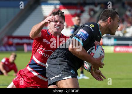 Die TUI Lolohea #6 von Huddersfield Giants wird von Lachlan Coote #1 von Hull KR angegangen Stockfoto