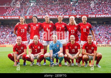 Kopenhagen, Dänemark. 24.. Juni 2022. TeamFoto von Dänemark mit Kapitän Pernille Harder (10) während des Freundschaftsspiel der Damen zwischen Dänemark und Brasilien im Parkenstadion in Kopenhagen, Dänemark. Daniela Porcelli/SPP Quelle: SPP Sport Press Foto. /Alamy Live News Stockfoto