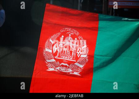 Brisbane, Australien. 26.. Juni 2022. Eine ausgestellte Flagge während der Kundgebung auf dem King George Square. Mitglieder der tadschikischen Gemeinschaft von Queensland organisierten eine Kundgebung auf dem King George Square in Brisbane, um die von den Taliban in Afghanistan verfolgten Menschen zu unterstützen. Zu den Themen, die von Rednern angesprochen wurden, gehörten der Zerfall der Frauenrechte im Land seit der vollständigen Kontrolle der Taliban im August 2021, die vielen Opfer von Gewalt, darunter das tadschikische Volk, und was die australische Regierung tun kann, um Flüchtlinge besser zu unterstützen. Kredit: SOPA Images Limited/Alamy Live Nachrichten Stockfoto