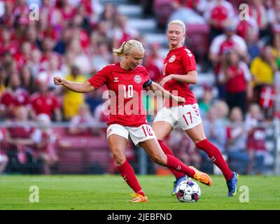 Kopenhagen, Dänemark. 24.. Juni 2022. Pernille Harder (10 Dänemark) schießt den Ball (Action) während des Freundschaftsspiel von Womens International zwischen Dänemark und Brasilien im Parkenstadion in Kopenhagen, Dänemark. Daniela Porcelli/SPP Quelle: SPP Sport Press Foto. /Alamy Live News Stockfoto