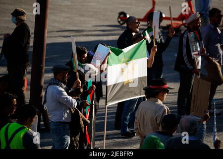 Brisbane, Australien. 26.. Juni 2022. Die Demonstranten nehmen an der Kundgebung auf dem King George Square Teil. Mitglieder der tadschikischen Gemeinschaft von Queensland organisierten eine Kundgebung auf dem King George Square in Brisbane, um die von den Taliban in Afghanistan verfolgten Menschen zu unterstützen. Zu den Themen, die von Rednern angesprochen wurden, gehörten der Zerfall der Frauenrechte im Land seit der vollständigen Kontrolle der Taliban im August 2021, die vielen Opfer von Gewalt, darunter das tadschikische Volk, und was die australische Regierung tun kann, um Flüchtlinge besser zu unterstützen. Kredit: SOPA Images Limited/Alamy Live Nachrichten Stockfoto