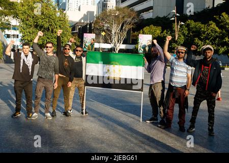 Brisbane, Australien. 26.. Juni 2022. Die Demonstranten nehmen an der Kundgebung auf dem King George Square Teil. Mitglieder der tadschikischen Gemeinschaft von Queensland organisierten eine Kundgebung auf dem King George Square in Brisbane, um die von den Taliban in Afghanistan verfolgten Menschen zu unterstützen. Zu den Themen, die von Rednern angesprochen wurden, gehörten der Zerfall der Frauenrechte im Land seit der vollständigen Kontrolle der Taliban im August 2021, die vielen Opfer von Gewalt, darunter das tadschikische Volk, und was die australische Regierung tun kann, um Flüchtlinge besser zu unterstützen. Kredit: SOPA Images Limited/Alamy Live Nachrichten Stockfoto