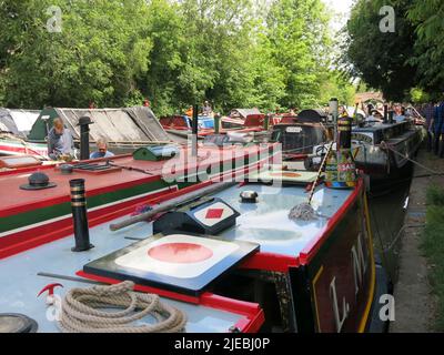 Narrowboats wurden 3 oder 4 tief am Ufer des Grand Union Canal für die jährliche historische Braunston-Bootsschau und -Parade vertäut; 25. Juni 2022. Stockfoto