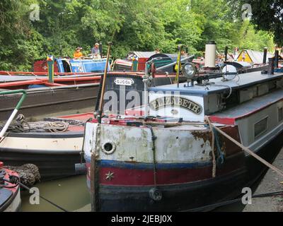 Narrowboats wurden 3 oder 4 tief am Ufer des Grand Union Canal für die jährliche historische Braunston-Bootsschau und -Parade vertäut; 25. Juni 2022. Stockfoto