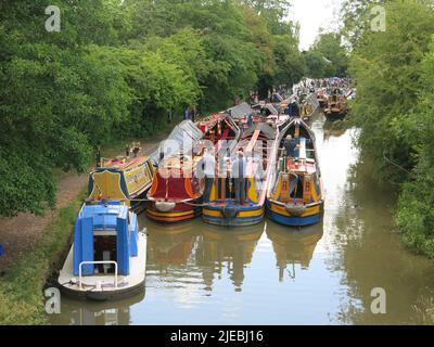 Narrowboats wurden 3 oder 4 tief am Ufer des Grand Union Canal für die jährliche historische Braunston-Bootsschau und -Parade vertäut; 25. Juni 2022. Stockfoto