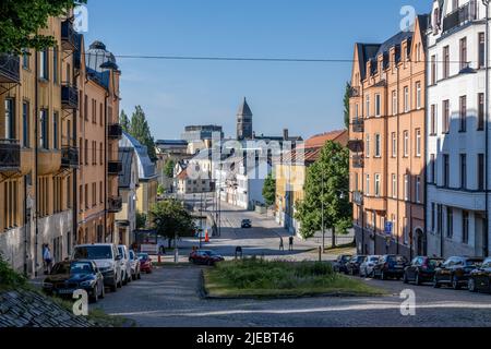 Wohnstraße Dalsgatan an einem Sommerabend im Stadtzentrum von Norrkoping, Schweden. Norrkoping ist eine historische Industriestadt. Stockfoto