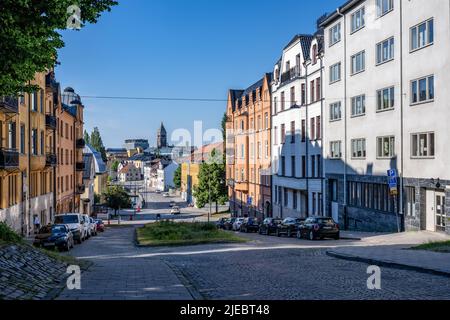 Wohnstraße Dalsgatan an einem Sommerabend im Stadtzentrum von Norrkoping, Schweden. Norrkoping ist eine historische Industriestadt. Stockfoto