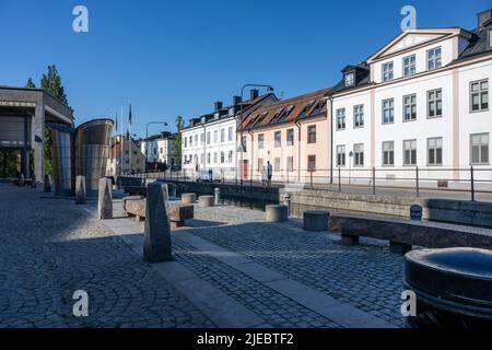 Wohnstraße Dalsgatan an einem Sommerabend im Stadtzentrum von Norrkoping, Schweden. Norrkoping ist eine historische Industriestadt. Stockfoto