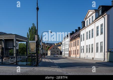 Wohnstraße Dalsgatan an einem Sommerabend im Stadtzentrum von Norrkoping, Schweden. Norrkoping ist eine historische Industriestadt. Stockfoto