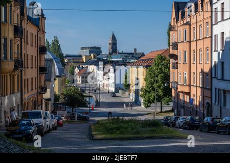 Wohnstraße Dalsgatan an einem Sommerabend im Stadtzentrum von Norrkoping, Schweden. Norrkoping ist eine historische Industriestadt. Stockfoto