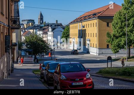 Wohnstraße Dalsgatan an einem Sommerabend im Stadtzentrum von Norrkoping, Schweden. Norrkoping ist eine historische Industriestadt. Stockfoto