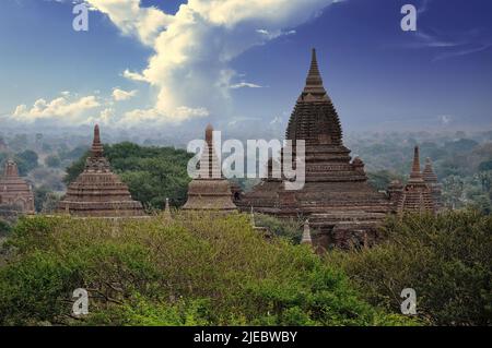 Burma, Bagan. Das Tal der Tempel, eine Stadt kolossaler Tempel, die über zweihundert Jahre lang (IX-XII) entlang des Irrawaddi-Flusses blühte Stockfoto