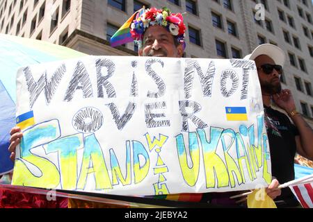 26. Juni 2022, New York, New York, USA: 26 2022. Juni NEW YORK .New York City Pride Parade. Unzählige Zelebranten kommen zur ersten uneingeschränkten Stolz-Parade seit 2019. NYC Pride kündigte an, dass die geplante Elternschaft das erste Kontingent sein wird, das in der Parade marschieren wird, nachdem der Oberste Gerichtshof entschieden hatte, Roe gegen Wade umzustürzen. (Bild: © Bruce Cotler/ZUMA Press Wire) Stockfoto