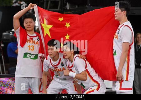 Die chinesische Frau Ji Yuan Wan, die chinesische Frau Junwei Cao, die chinesische Frau Lili Wang, die chinesische Frau Ji Yuan Wan und die chinesische Frau Zhiting Zhang, die während eines 3x3-Basketballspiels zwischen China und Litauen bei der Bronzemedaille der Frauen bei der Weltmeisterschaft FIBA 2022 am Sonntag, den 26. Juni 2022 in Antwerpen abgebildet wurde. Die FIBA 3x3 Basket World Cup 2022 findet vom 21. Bis 26. Juni in Antwerpen statt. BELGA FOTO DIRK WAEM Stockfoto