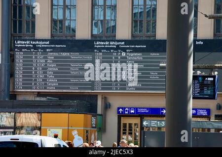 Ankunft und Abfahrt am Hauptbahnhof von Helsinki Stockfoto