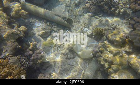 Rotes Meer, Ägypten. 26.. Juni 2022. Meeresboden mit wunderschönem Korallenriff, bedeckt mit Plastik und anderem Müll, Rotes Meer, Ägypten (Bild: © Andrey Nekrasov/ZUMA Press Wire) Stockfoto