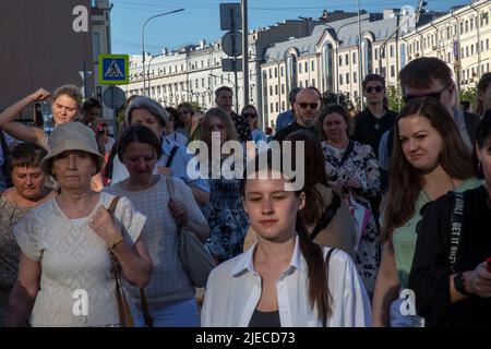 Moskau, Russland. 24.. Juni 2022.die Menschen gehen an einem heißen Sommerabend auf dem Arbatskaja-Platz im Zentrum von Moskau, Russland, spazieren Stockfoto