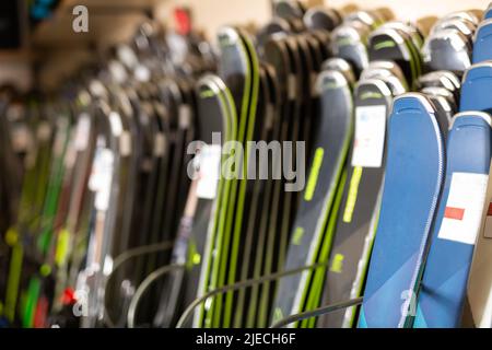 Skier zum Verkauf im Sportausrüstungsgeschäft Stockfoto