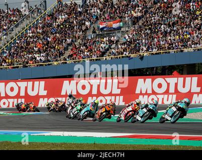 26. Juni 2022, TT Circuit Assen, Assen, Niederländischer Grand Prix 2022, im Bild Dennis Foggia aus Italien, Leopard Racing, Tatsuki Suzuki aus Japan, Leopard Racing, Sergio Garcia aus Spanien, Angel Nieto Team, Adrian Fernandez aus Mexiko, Tech 3 KTM Factory Racing, Spaniens Xavier Artigas, PrustelGP, Australiens Joel Kelso, CIP Stockfoto