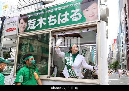 Tokio, Japan. 26.. Juni 2022. Japans Opposition zuerst kommt keine Kai-Kandidatin Chiharu Araki am Sonntag, den 26. Juni 2022, in Ginza zu ihrer Kampagne zur Oberhauswahl am 10. Juli in Tokio an. Quelle: Yoshio Tsunoda/AFLO/Alamy Live News Stockfoto