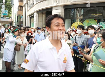 Tokio, Japan. 26.. Juni 2022. Yuichiro Tamaki, der Oppositionsführer der Demokratischen Partei für das Volk, lächelt seinen Anhängern bei einer Kampagne für die Oberhauswahlen vom 10. Juli am Sonntag, den 26. Juni 2022 in Tokio zu. Quelle: Yoshio Tsunoda/AFLO/Alamy Live News Stockfoto